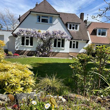 Charming Bournemouth House With Beautiful Spacious Gardens, 5 Min Drive To Beaches, Free Parking For 2-3 Cars Luaran gambar