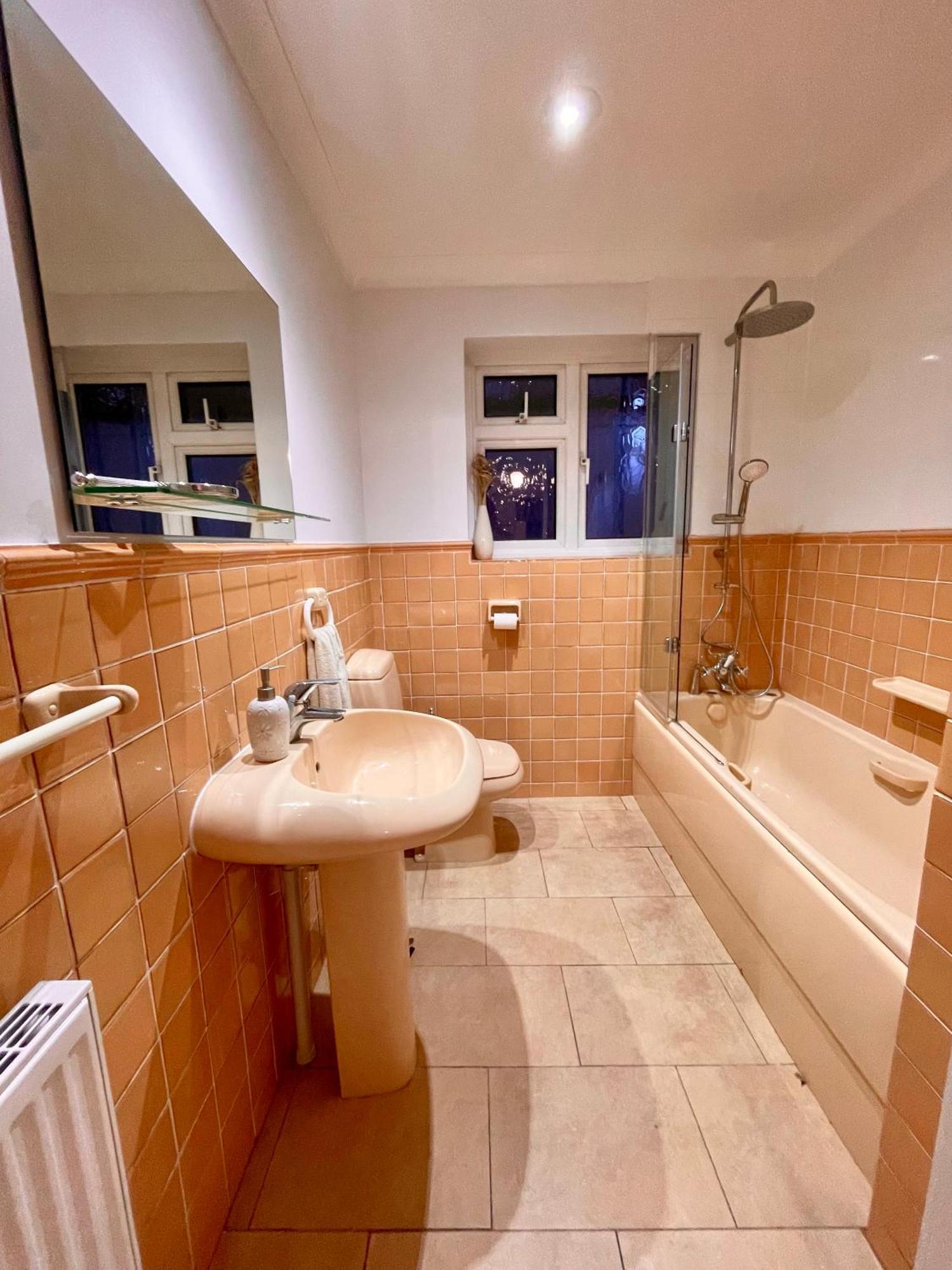 Charming Bournemouth House With Beautiful Spacious Gardens, 5 Min Drive To Beaches, Free Parking For 2-3 Cars Luaran gambar