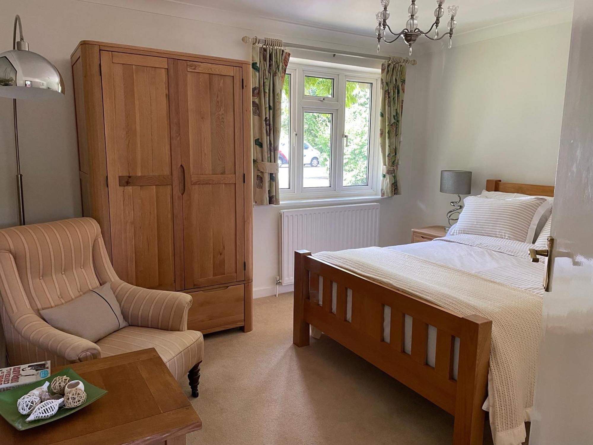 Charming Bournemouth House With Beautiful Spacious Gardens, 5 Min Drive To Beaches, Free Parking For 2-3 Cars Luaran gambar