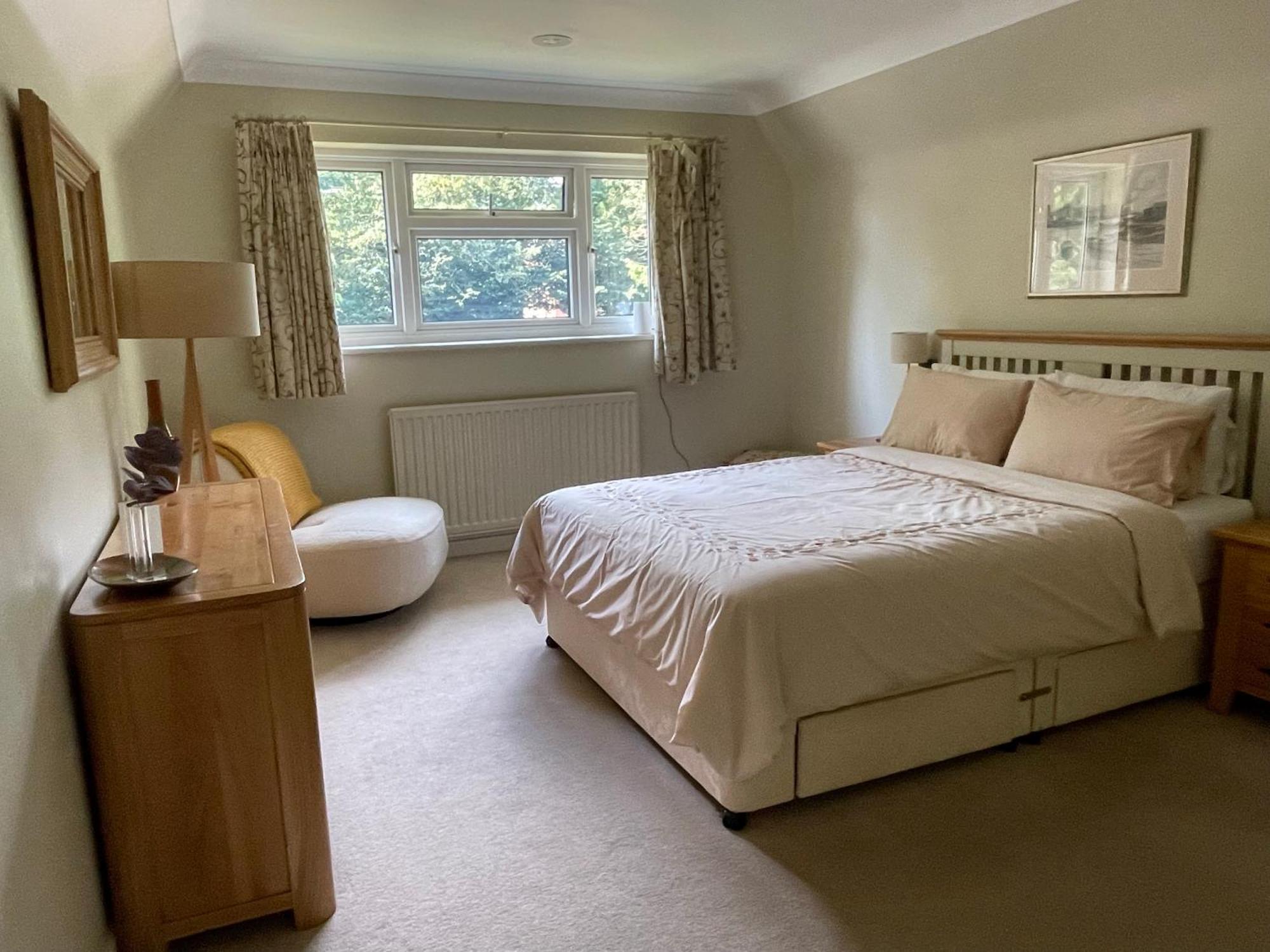 Charming Bournemouth House With Beautiful Spacious Gardens, 5 Min Drive To Beaches, Free Parking For 2-3 Cars Luaran gambar