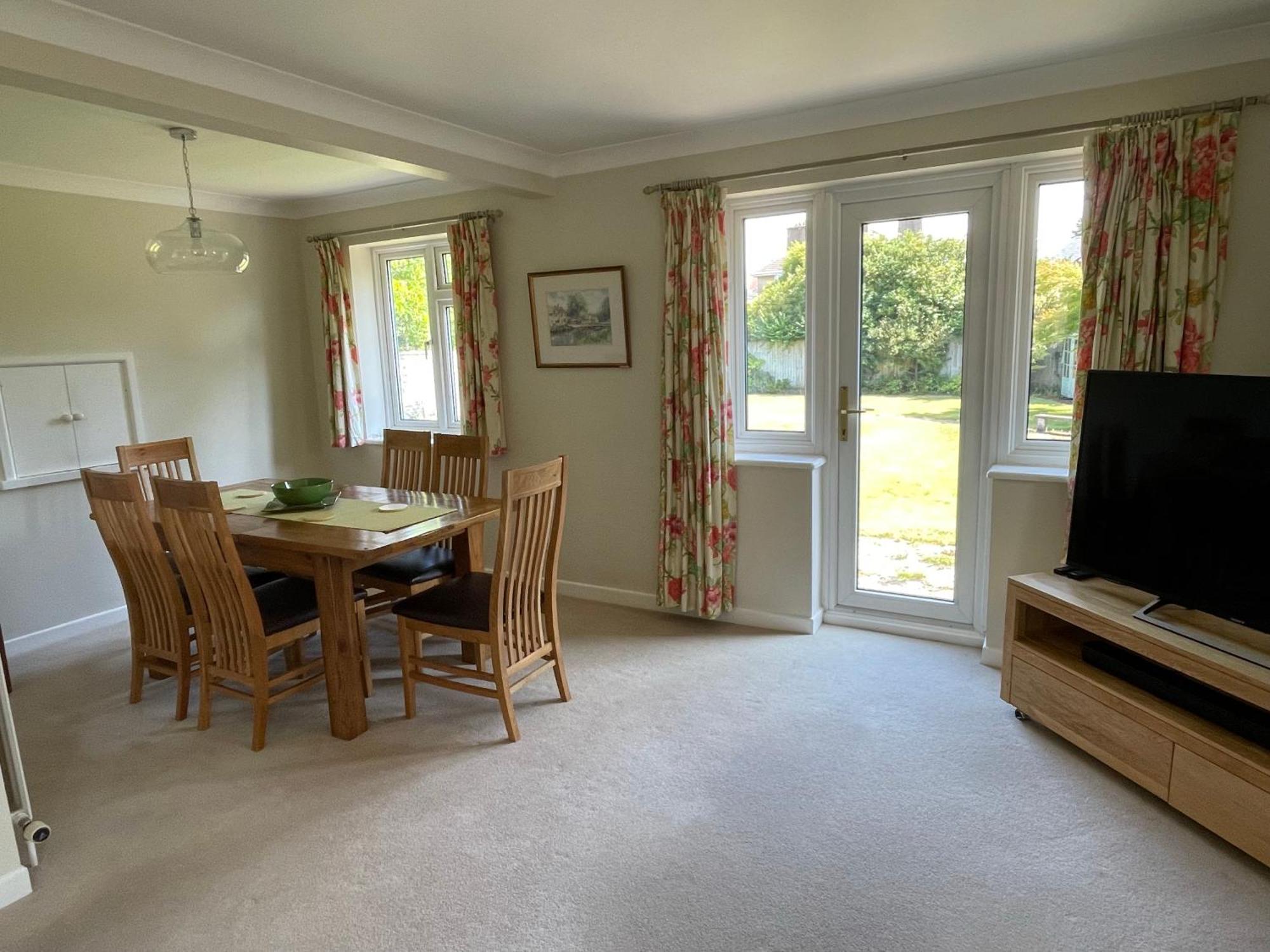 Charming Bournemouth House With Beautiful Spacious Gardens, 5 Min Drive To Beaches, Free Parking For 2-3 Cars Luaran gambar