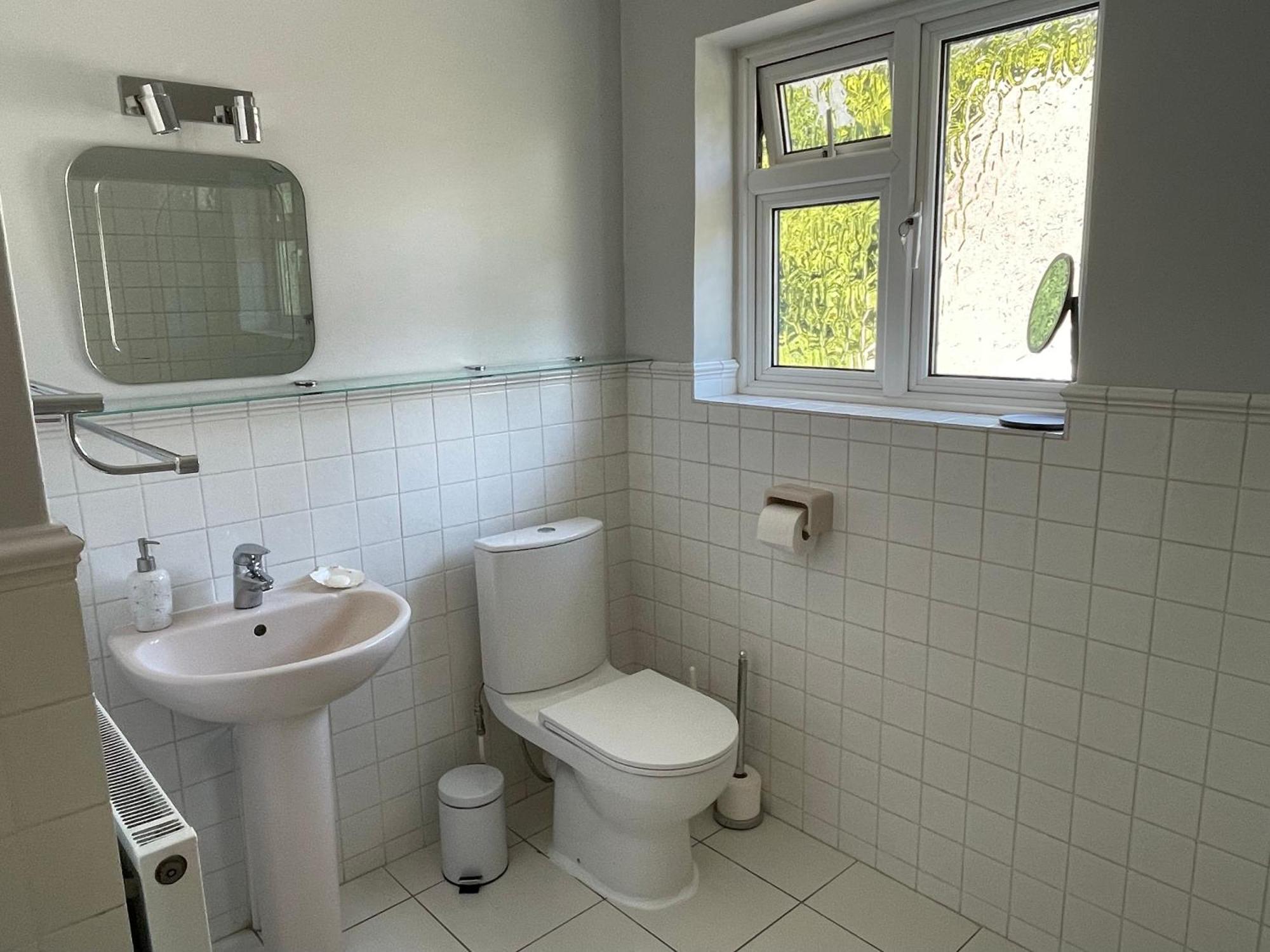 Charming Bournemouth House With Beautiful Spacious Gardens, 5 Min Drive To Beaches, Free Parking For 2-3 Cars Luaran gambar